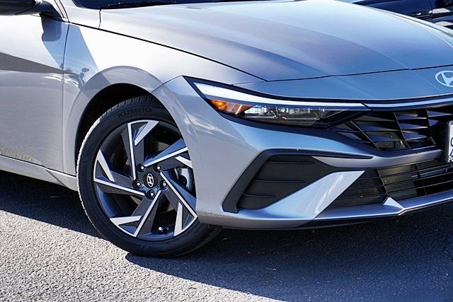 Used 2025 Gray Hyundai SEL Sport image 3