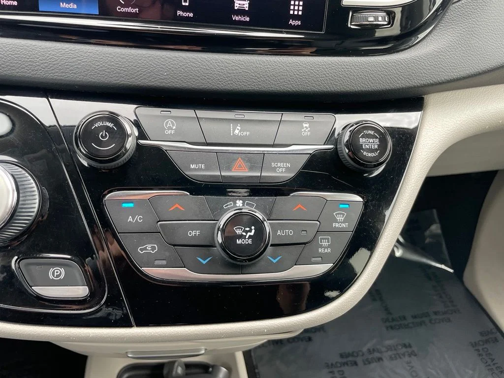 Used 2022 Bright White Clearcoat Chrysler Touring L image 13