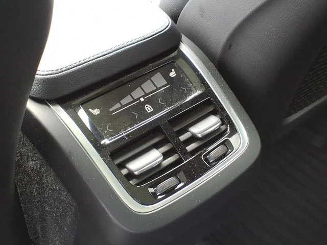 Used 2019 Black Volvo T5 Momentum image 19