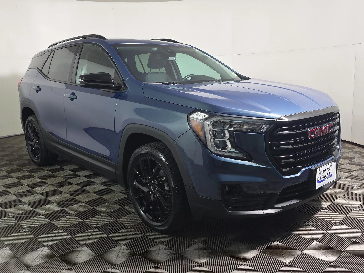 Used 2024 Downpour Metallic GMC SLT image 9