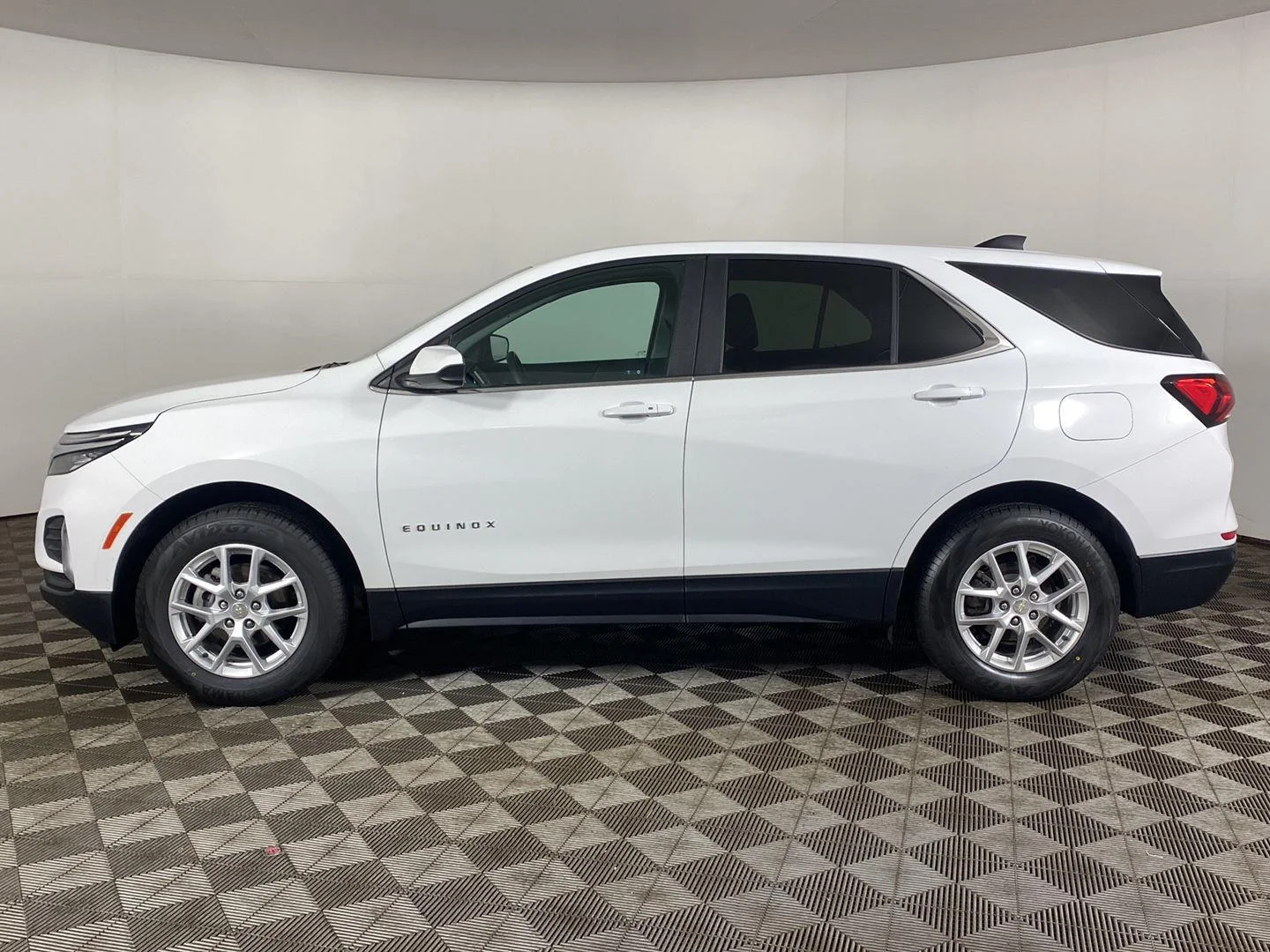 Used 2024 Summit White Chevrolet LT image 10