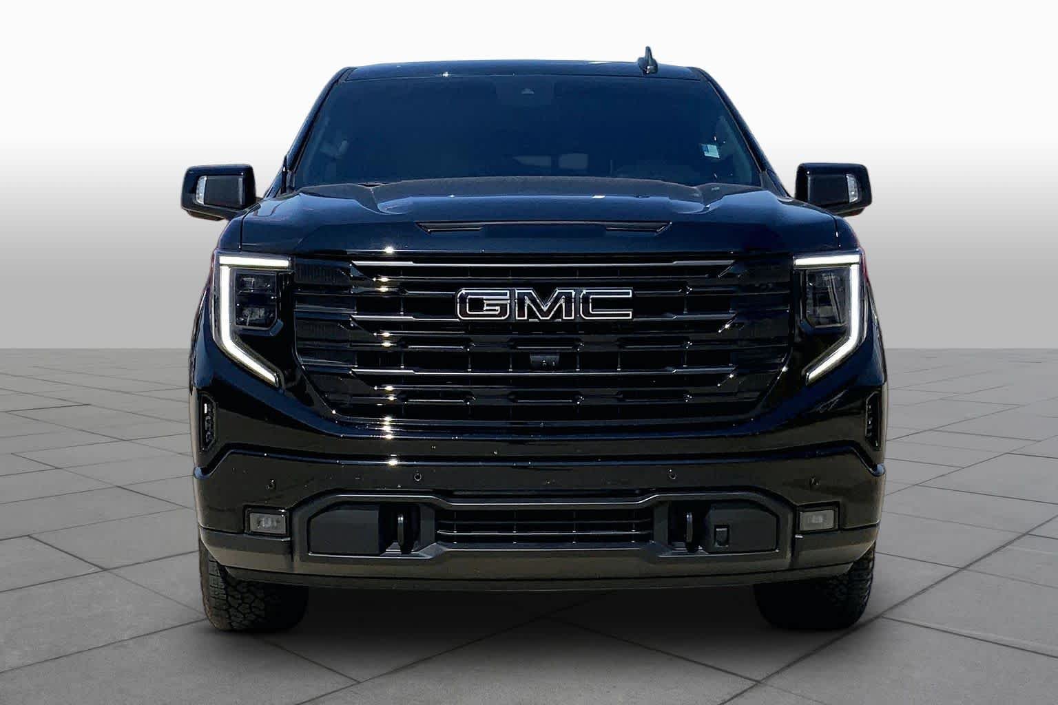Used 2025 Onyx Black GMC Elevation image 4