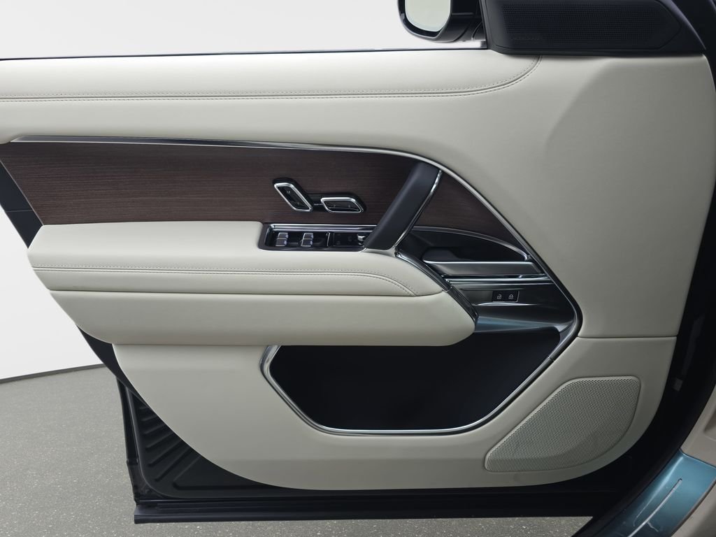 New 2026 Santorini Black Land Rover SE LWB image 29