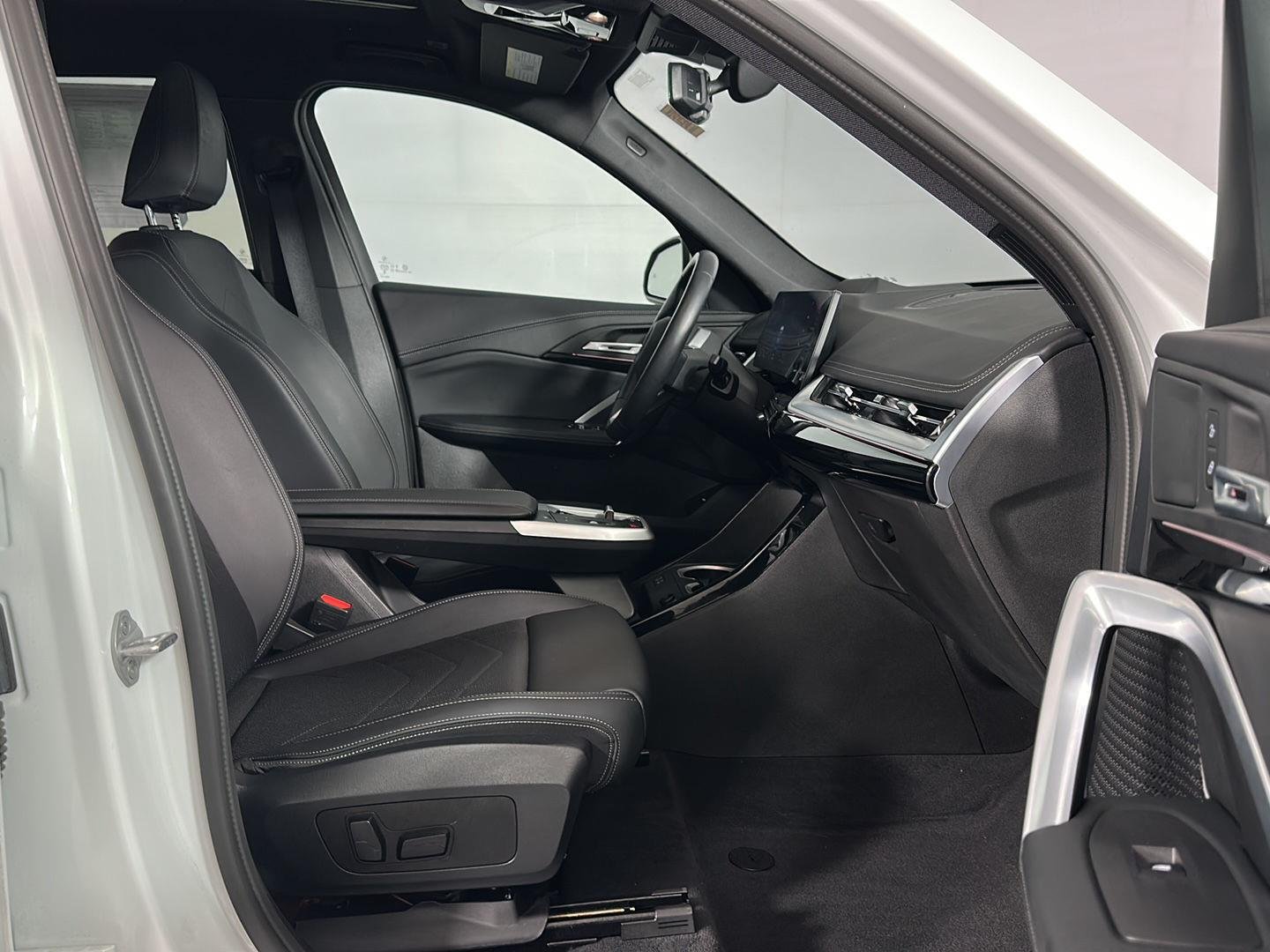New 2026 Mineral White Metallic BMW xDrive28i image 33