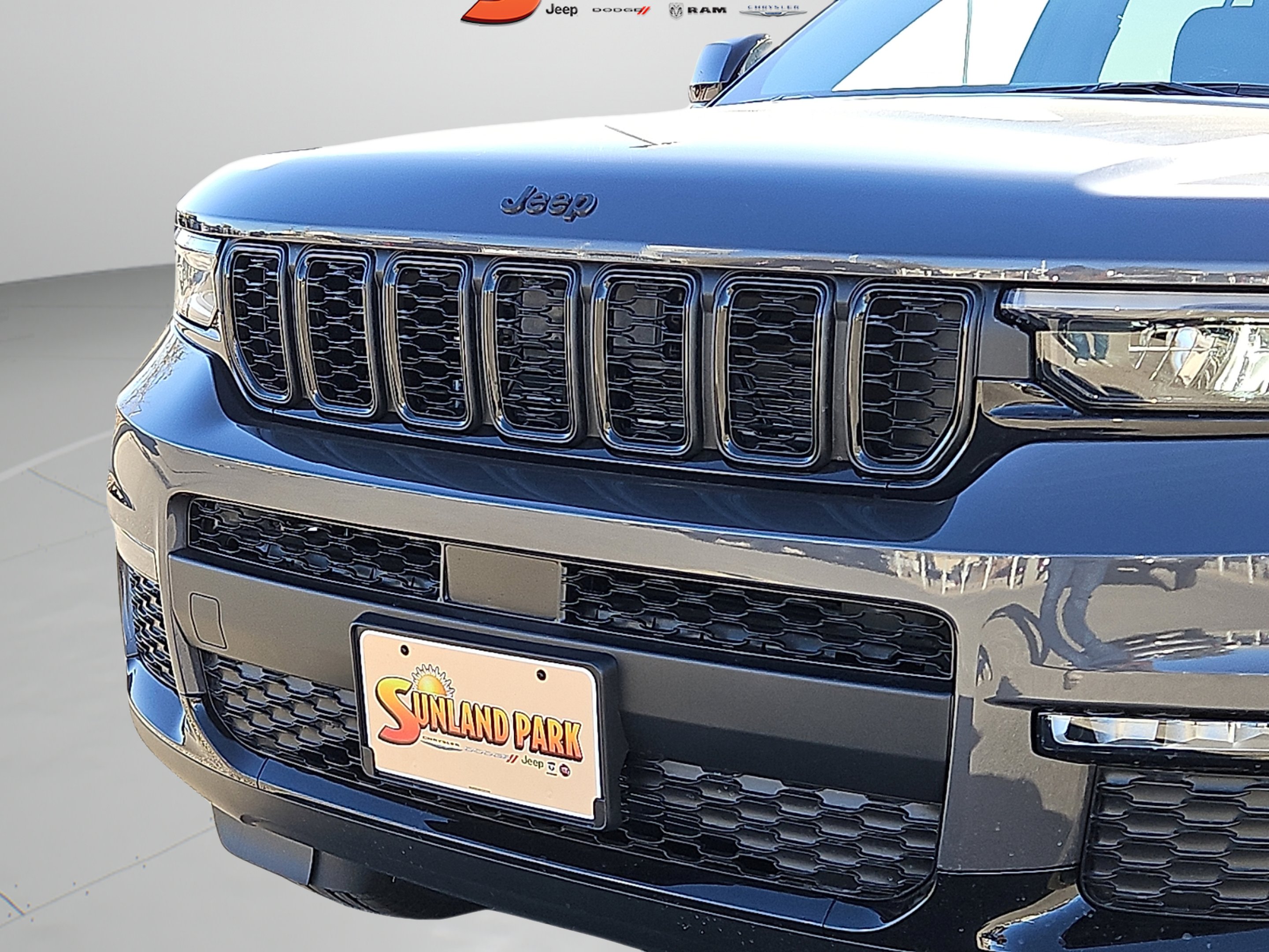 New 2025 Baltic Gray Metallic Clear-Coat Exterior Paint Jeep Altitude image 5