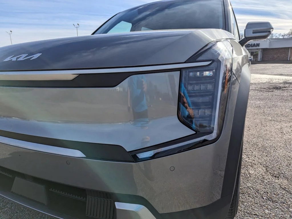 New 2024 Pebble Gray Kia Light RWD image 39