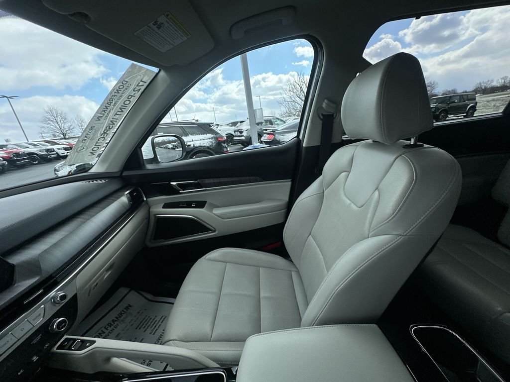 Used 2024 Glacial White Pearl Kia EX image 11