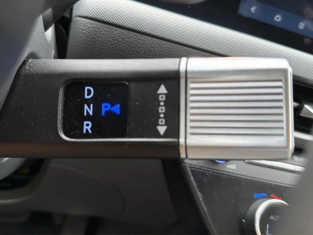 Used 2025 White Hyundai SEL image 24