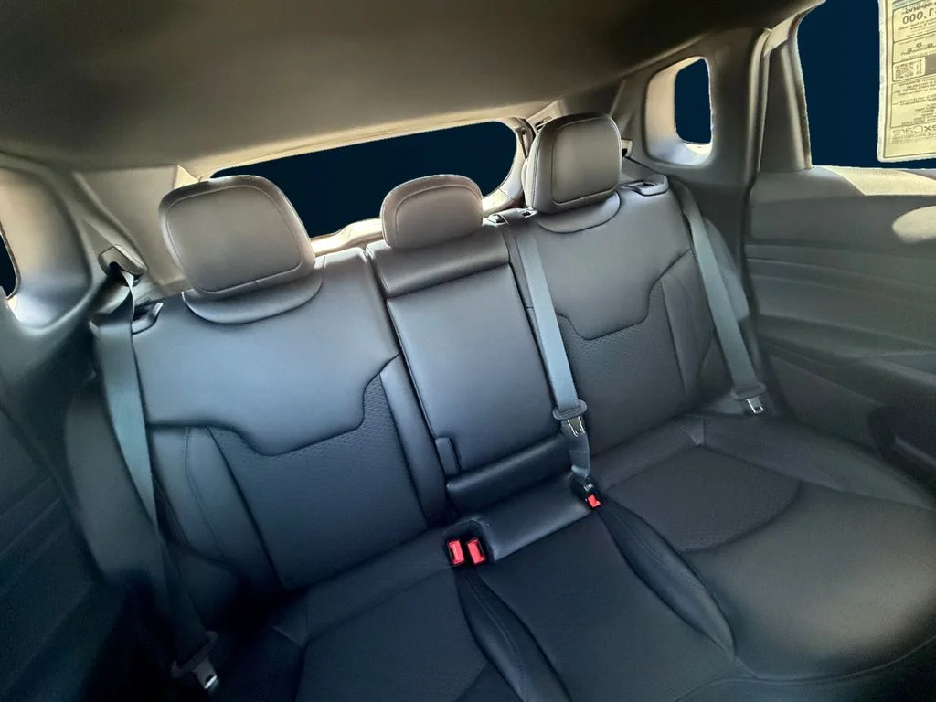 New 2026 White Jeep Latitude image 18