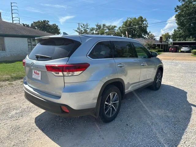 Used 2019 Silver Toyota XLE image 13