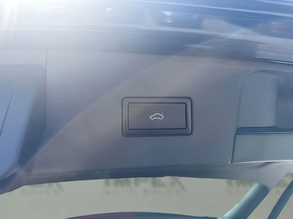 Used 2019  Volkswagen SEL image 19