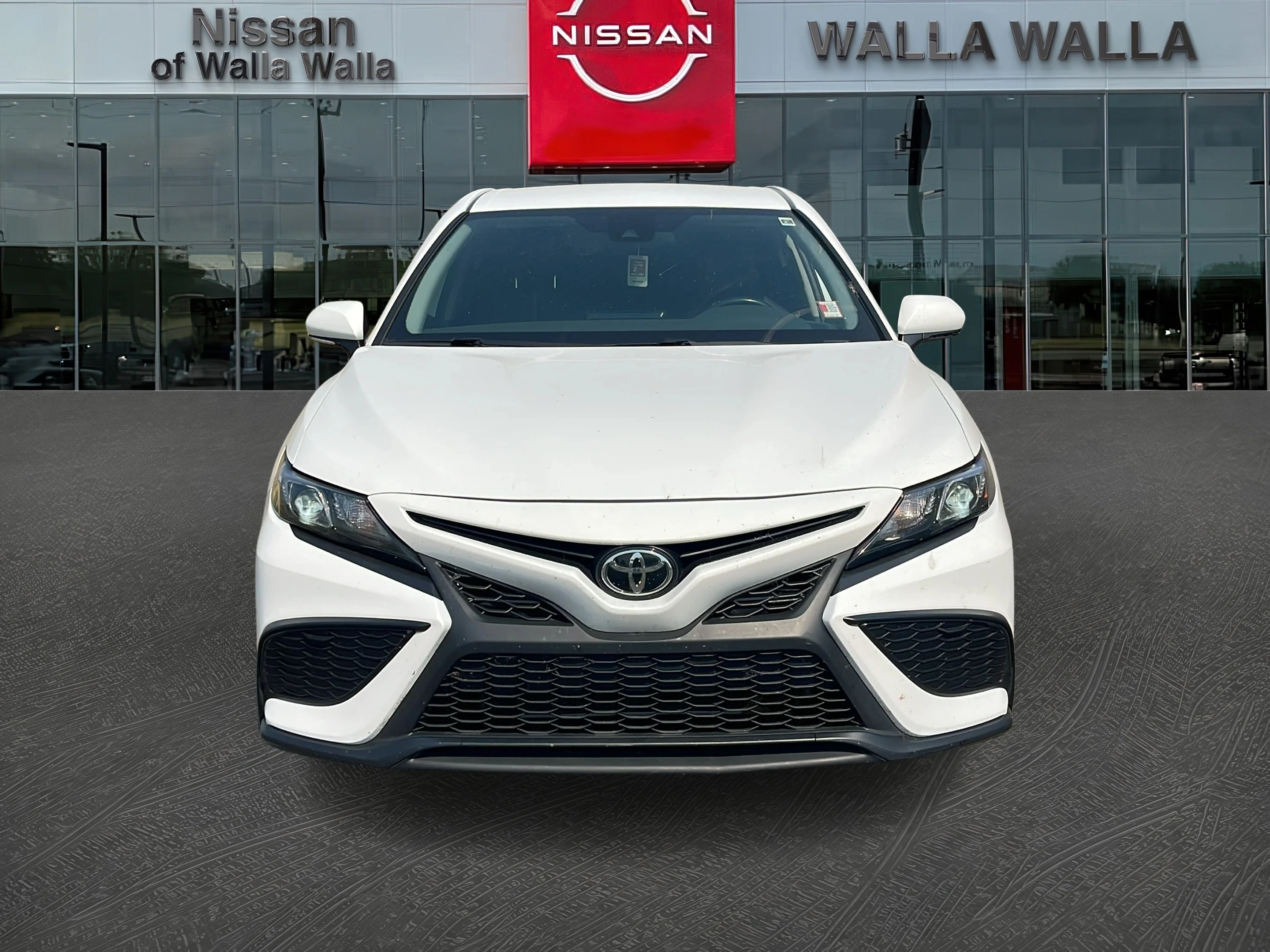 2024 Toyota Camry SE - Photo 2