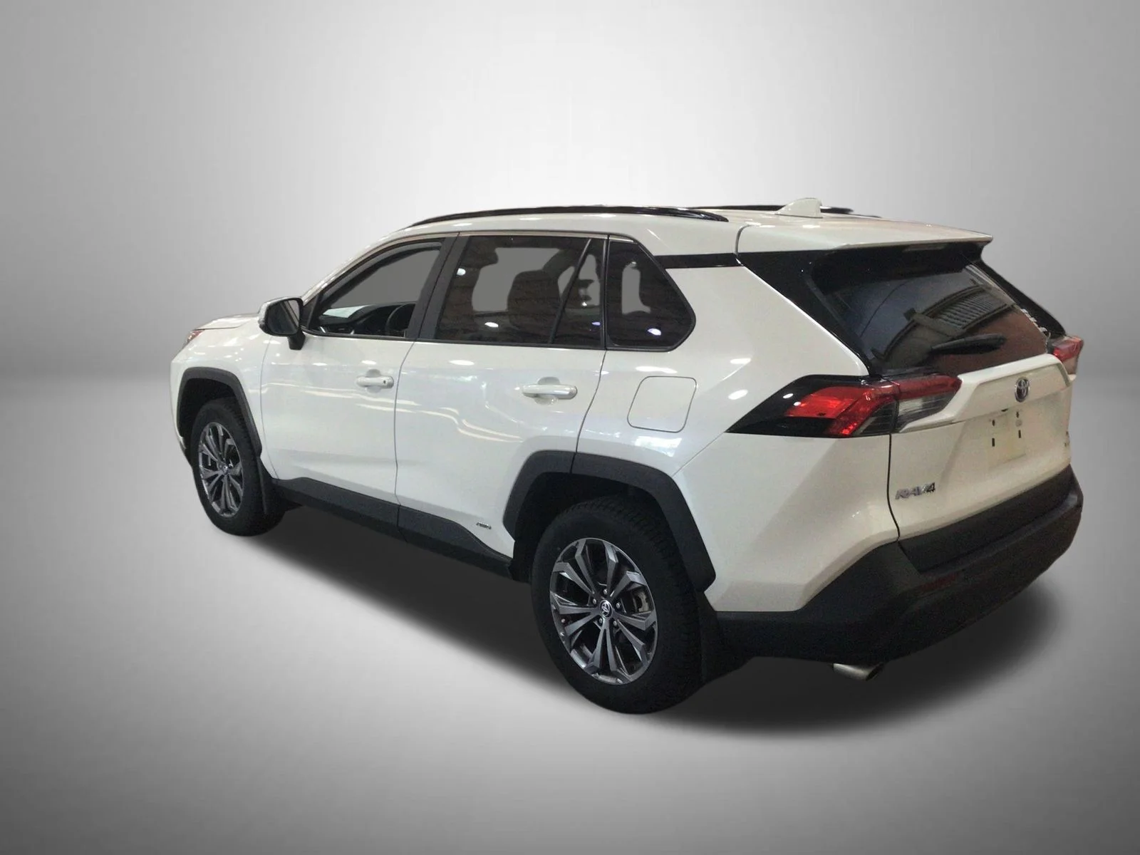 Used 2022 White Toyota XLE Premium image 3