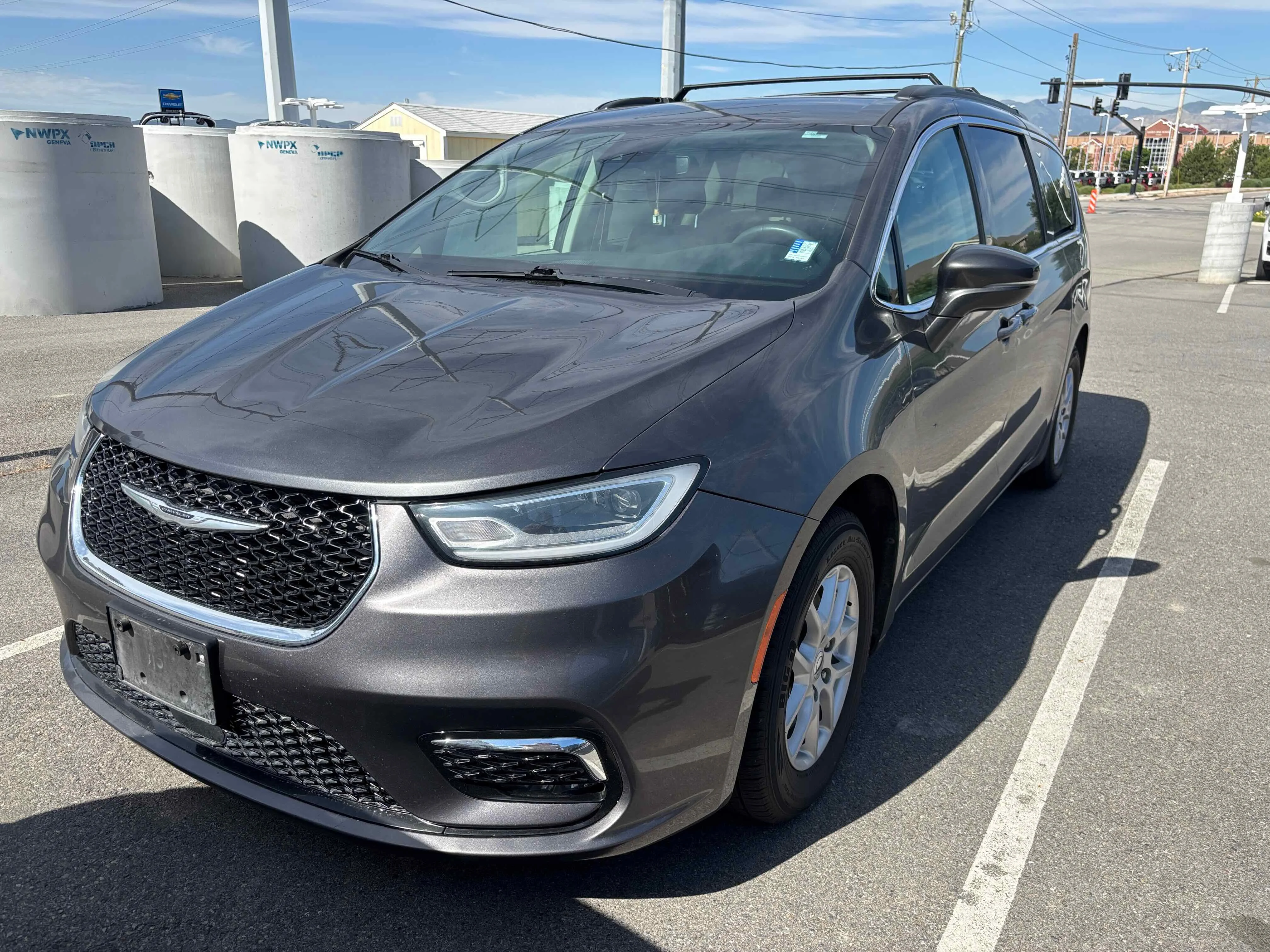 Used 2022 Granite Crystal Metallic Clearcoat Chrysler Touring L image 2