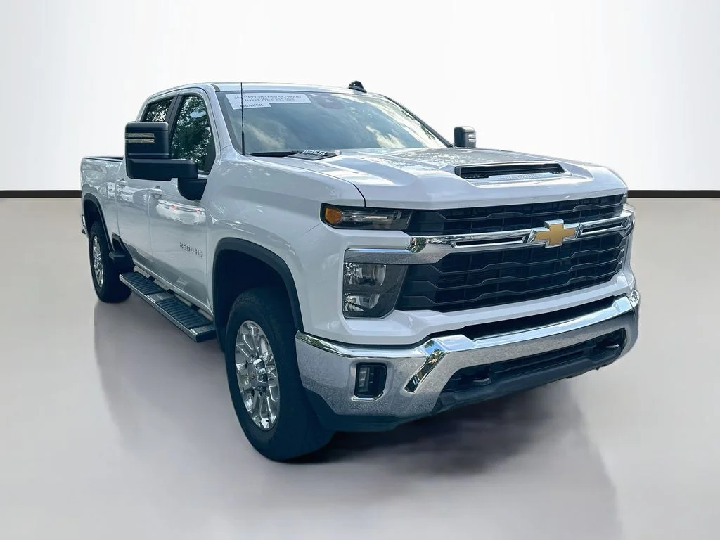 Used 2025 Summit White Chevrolet LT image 3