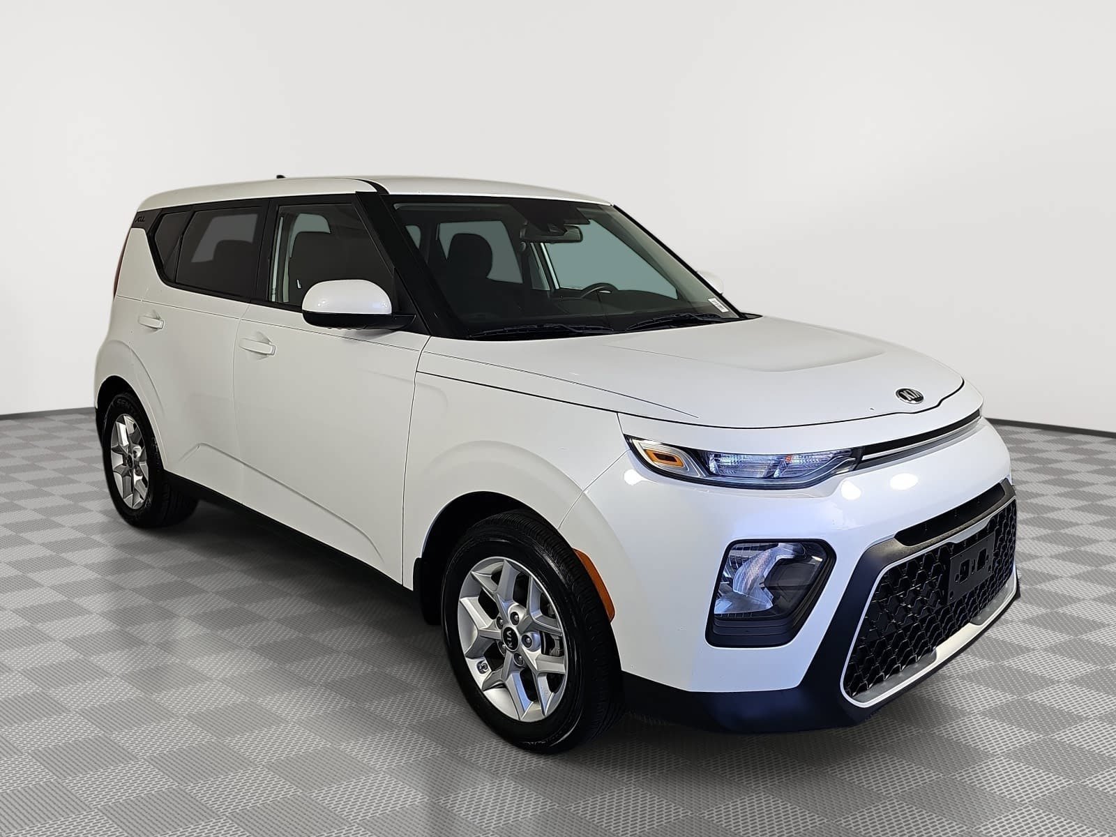 Used 2020 White Kia S image 2