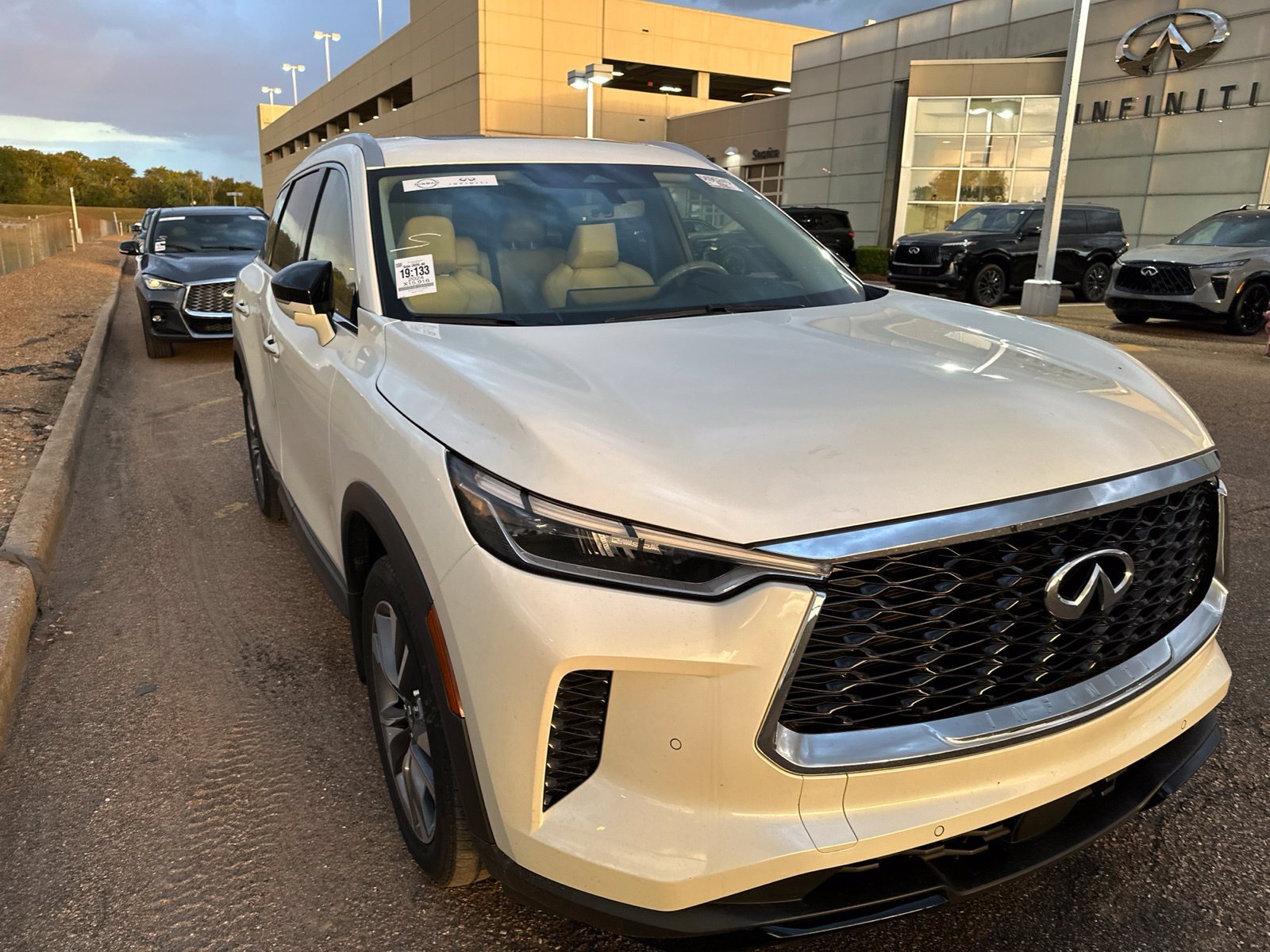 Used 2024 White INFINITI LUXE image 2