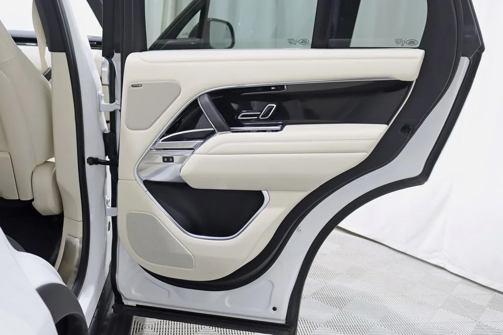 Used 2023 White Land Rover SE image 35