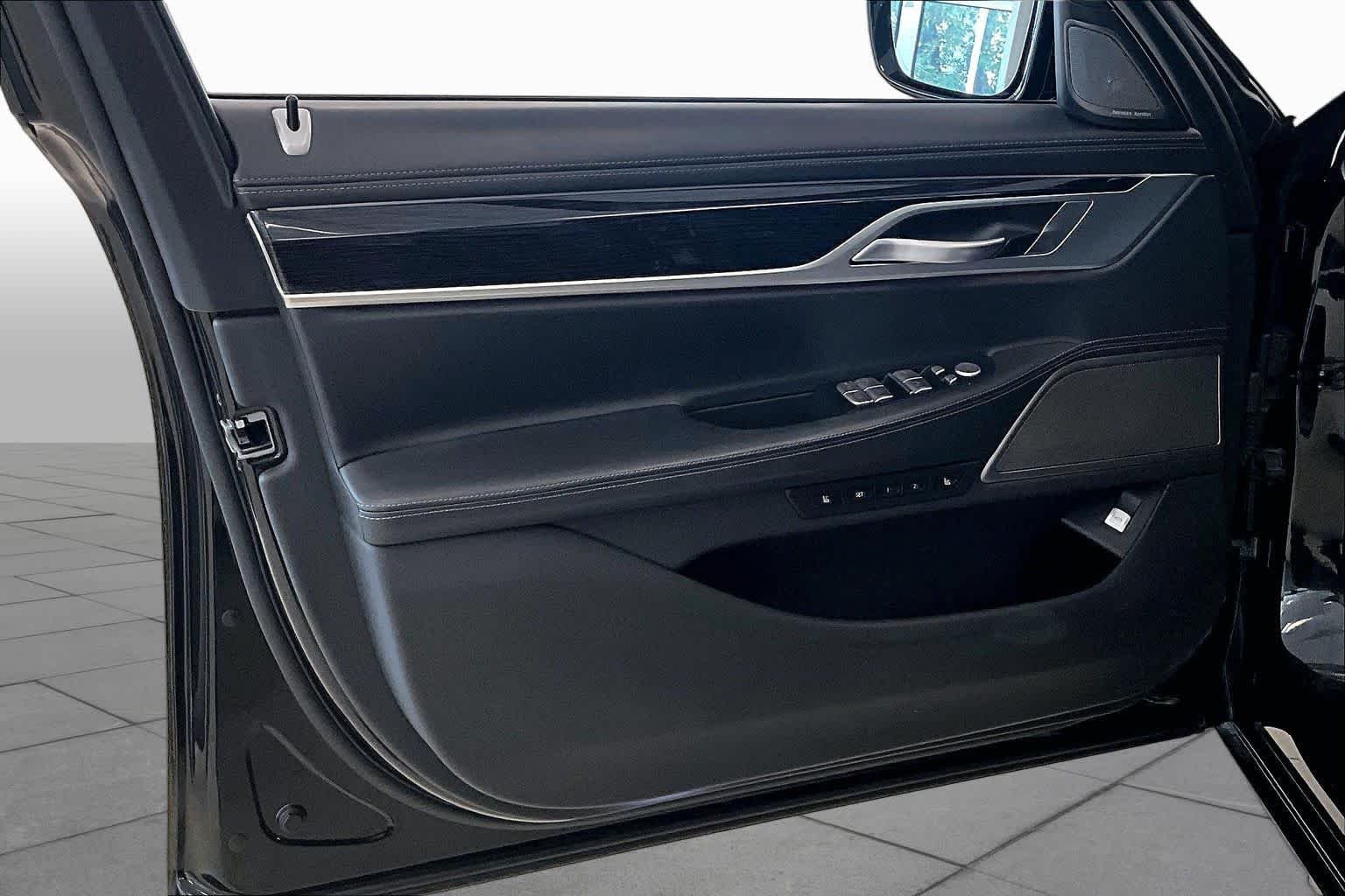 Used 2019 Black Sapphire Metallic BMW 750i image 18