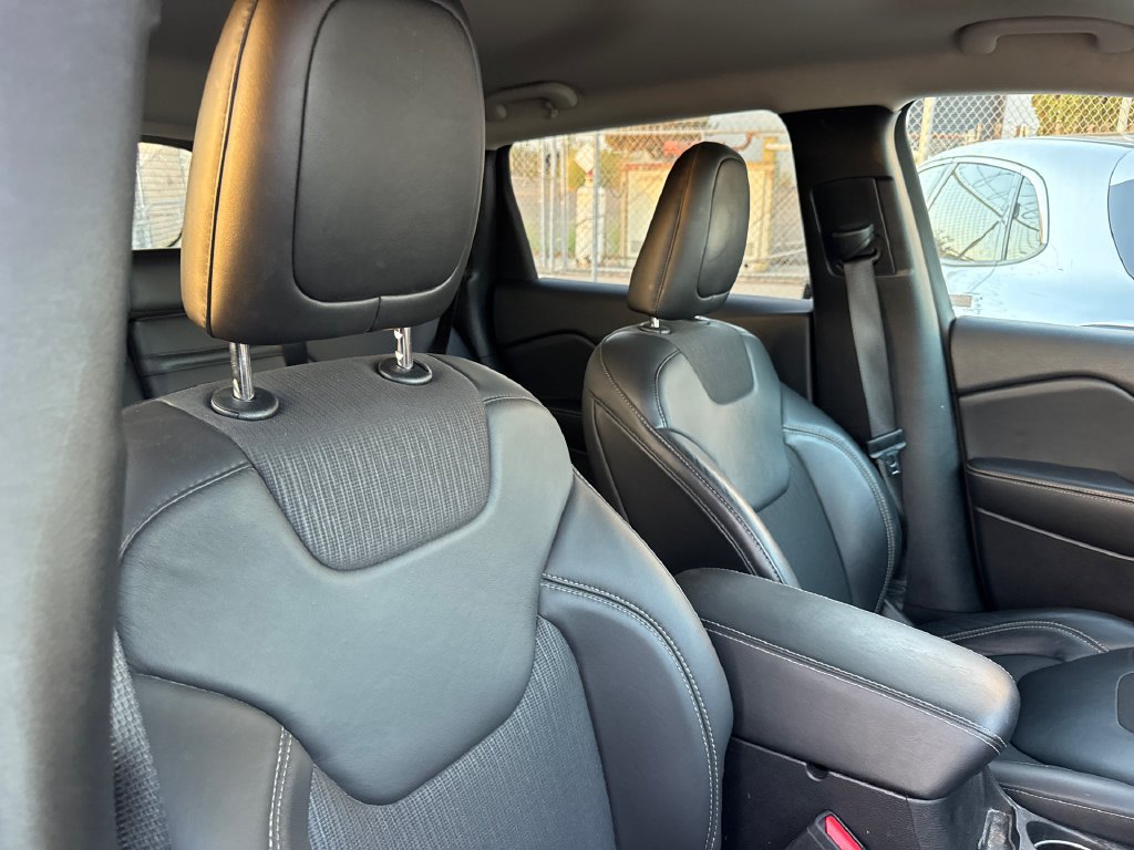 Used 2018 Crystal Metallic Jeep Latitude Plus image 16