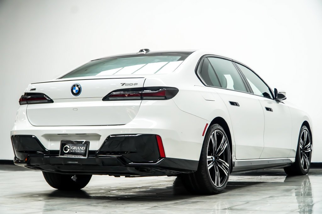 Used 2025 White BMW 750e xDrive image 23