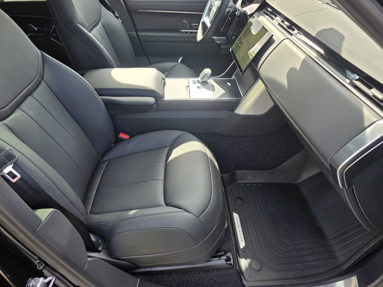 New 2026 Santorini Black Land Rover SE image 3