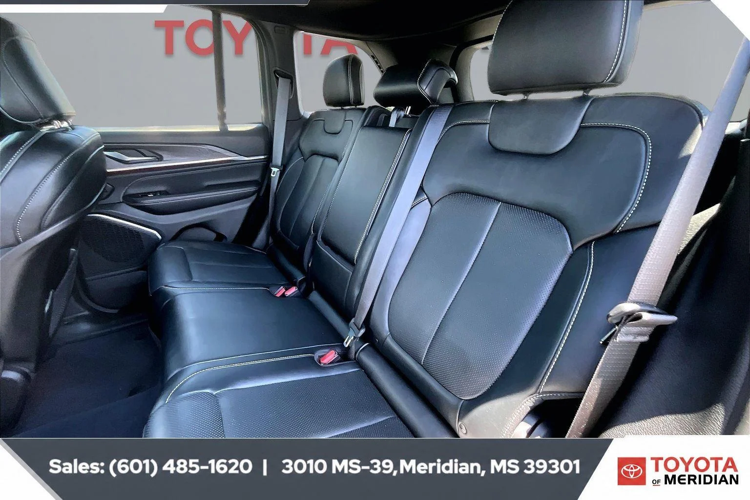 Used 2023 Diamond Black Crystal Pearlcoat Jeep Overland image 19