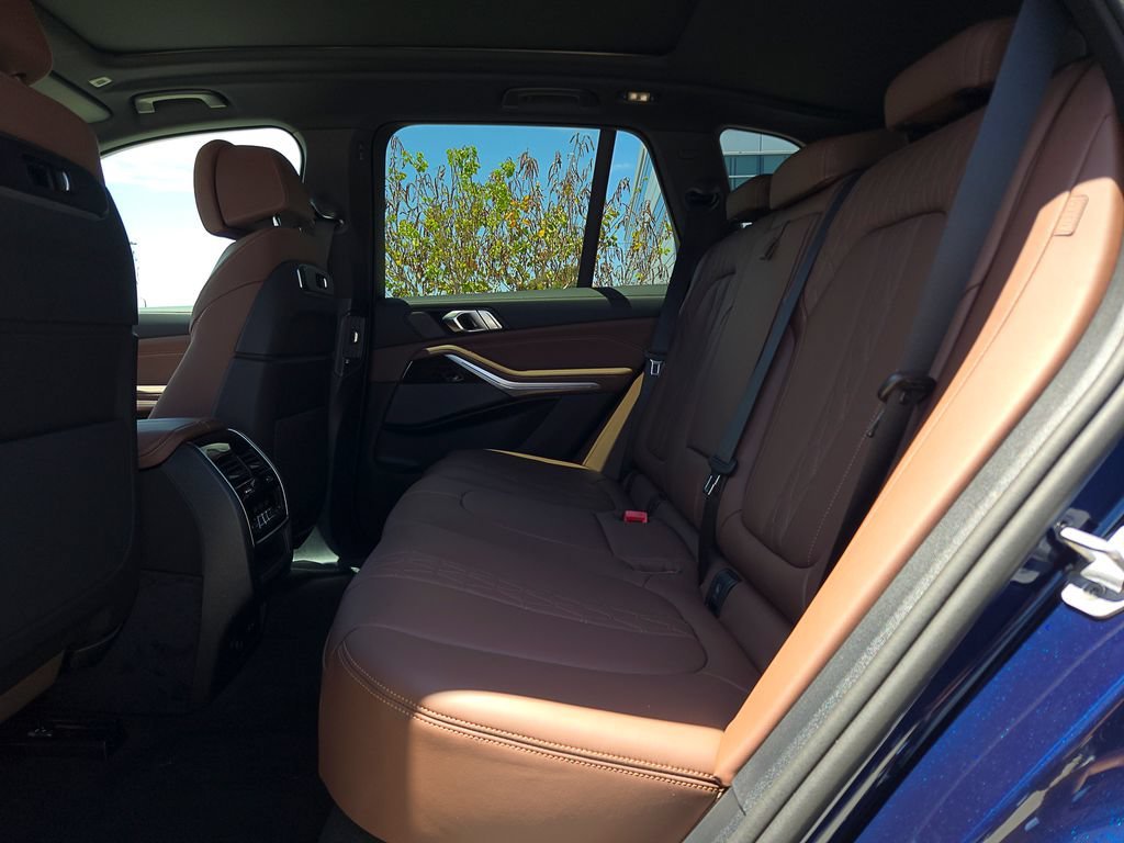 New 2026 Tanzanite Blue II Metallic BMW sDrive40i image 9