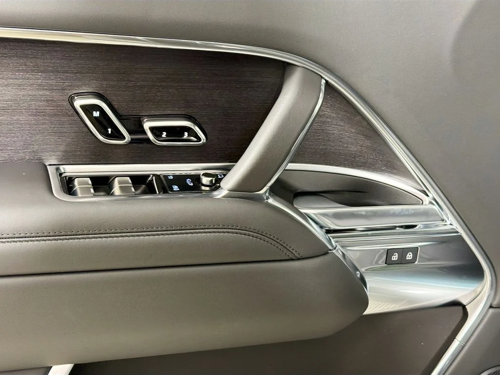 New 2026 Santorini Black Land Rover SE 7 Seats image 18