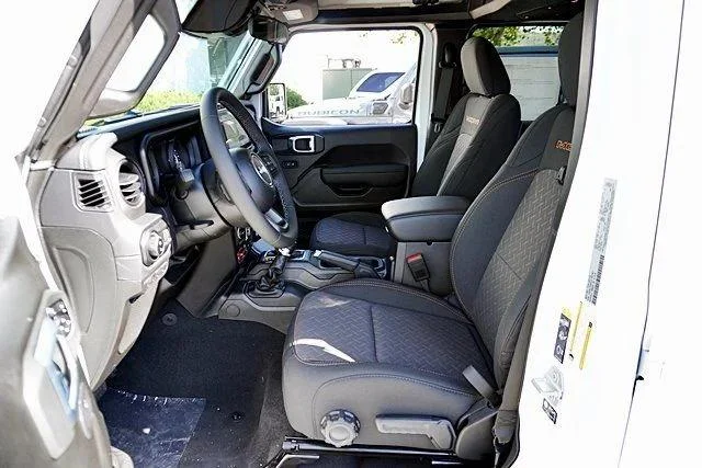New 2026 Bright White Clear-Coat Exterior Paint Jeep Mojave image 21