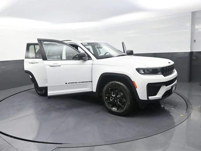 New 2026 Bright White Clear-Coat Exterior Paint Jeep Laredo Altitude image 31