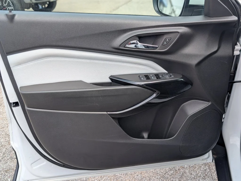 Used 2025 Summit White Chevrolet LT image 16