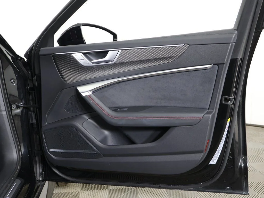 Used 2025 Mythos Black Metallic Audi 4.0T image 27