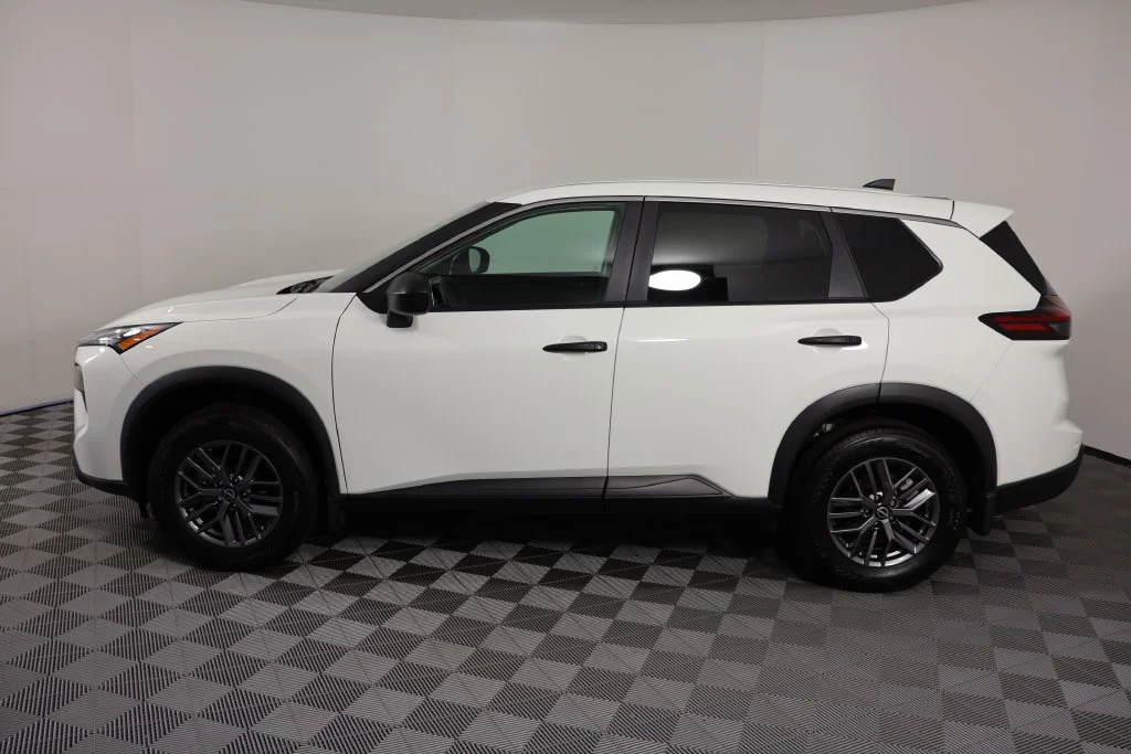Used 2026 Glacier White Nissan S image 5