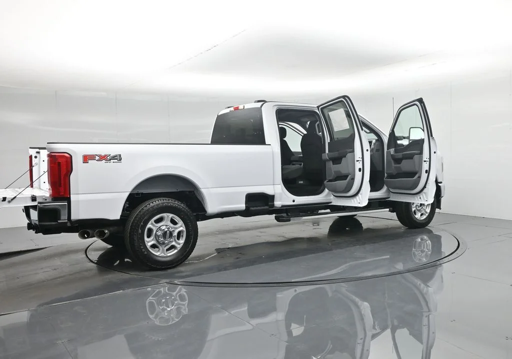 New 2026 Oxford White Ford XLT image 5