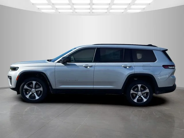 New 2026 Silver Zynith Exterior Paint Jeep Limited image 4