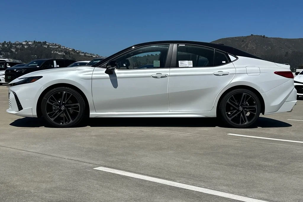 New 2026 Wind Chill Pearl with Midnight Black Metallic roof <sup>1</sup> Toyota  XSE image 7