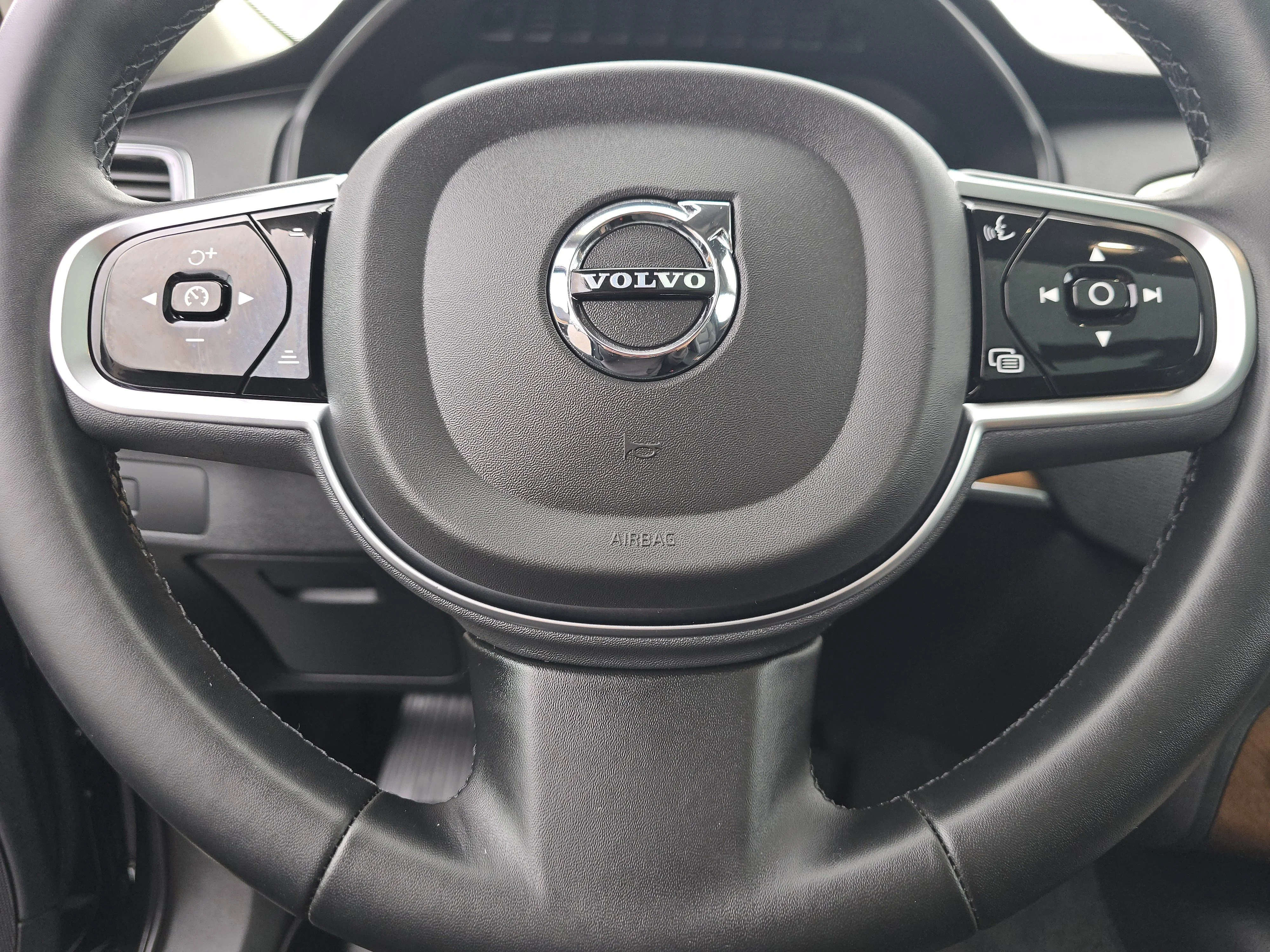 Used 2023 Denim Blue Metallic Volvo Plus image 23