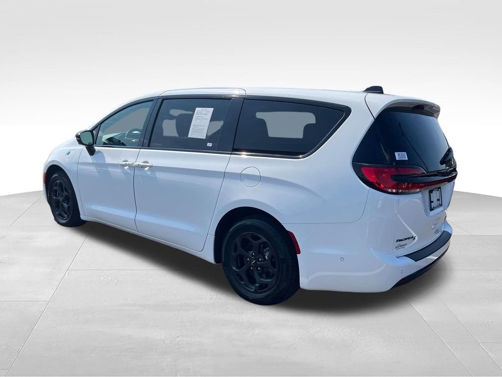 Used 2024 White Chrysler Select image 3