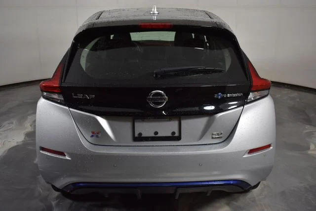 Used 2022 Silver Nissan SV Plus image 9