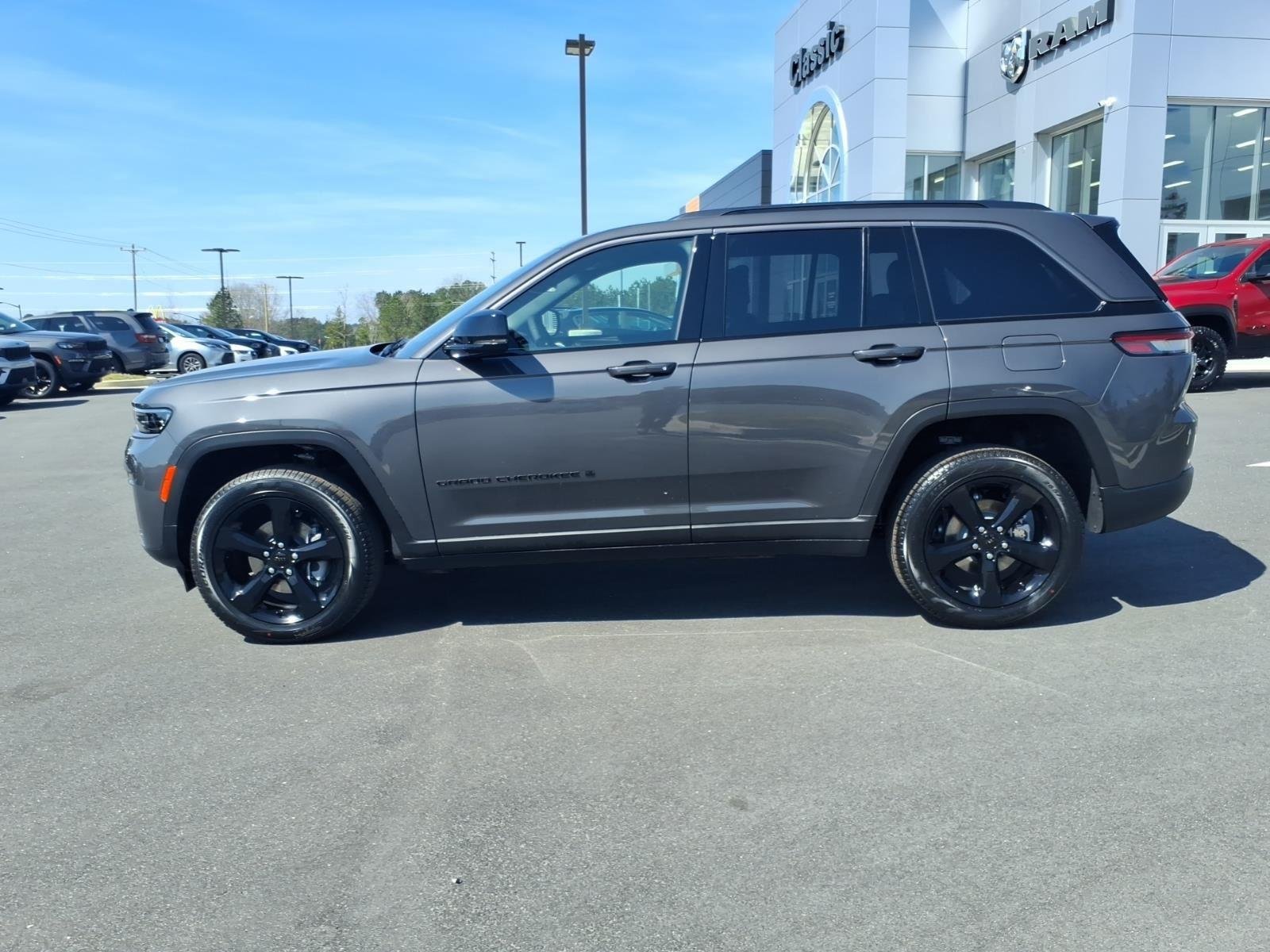 New 2026 Baltic Gray Metallic Clear-Coat Exterior Paint Jeep Limited image 3