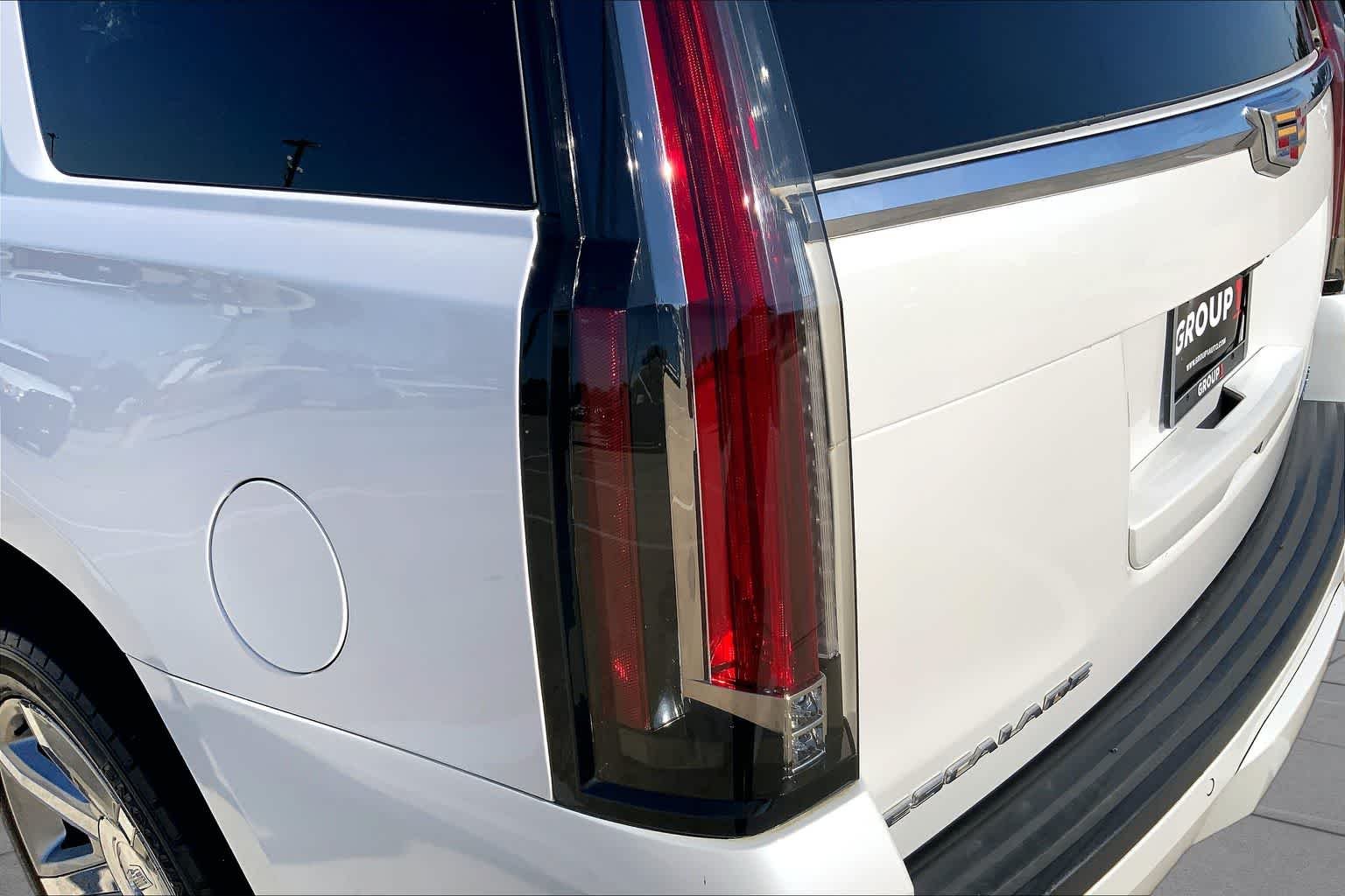 Used 2019 Crystal White Tricoat Cadillac Premium Luxury image 28