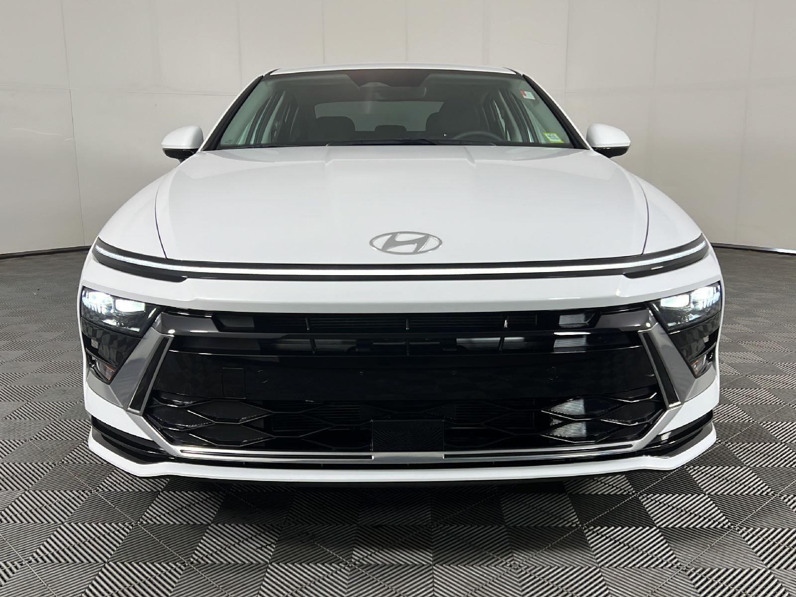 Used 2025  Hyundai  image 12