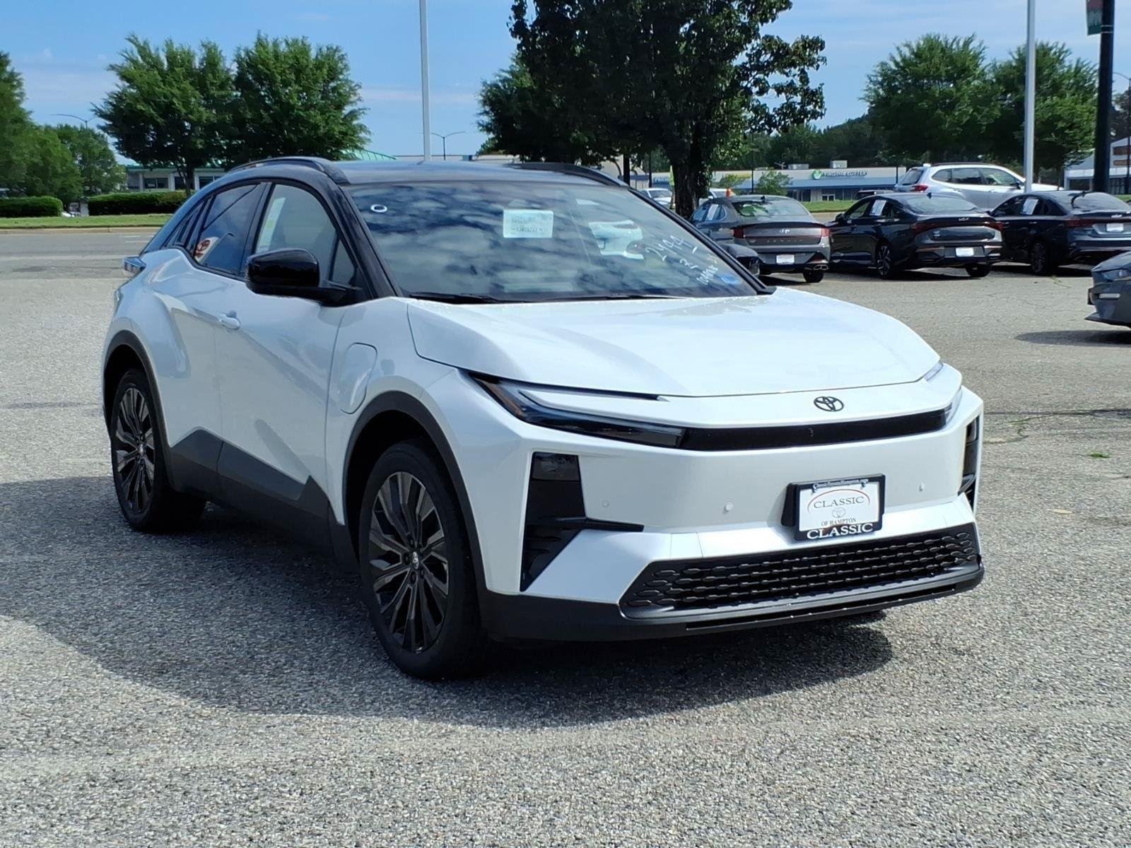New 2026 Wind Chill Pearl with Midnight Black Metallic roof Toyota XSE image 5