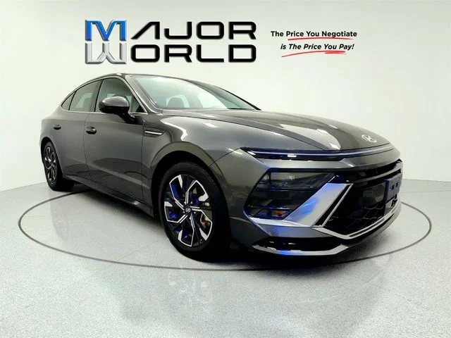 Used 2025 Gray Hyundai SEL image 2