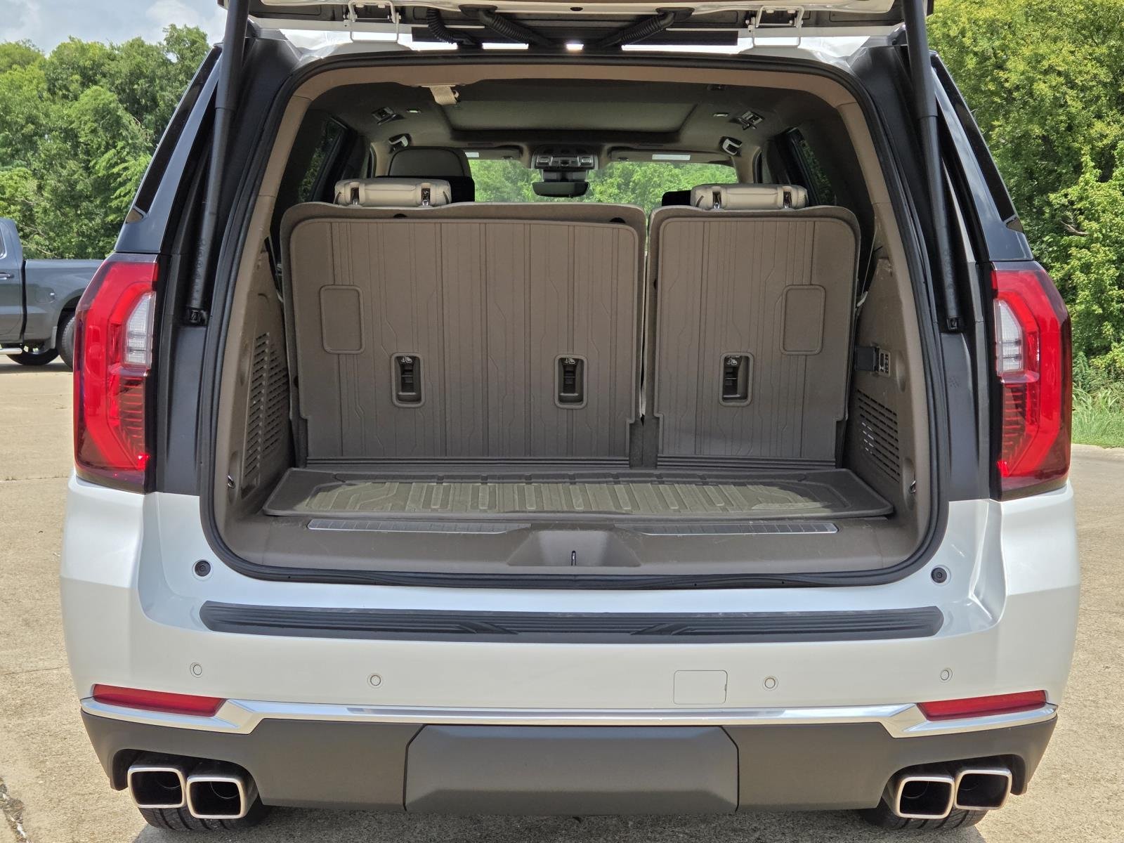Used 2025 White Frost Tricoat GMC Denali image 11