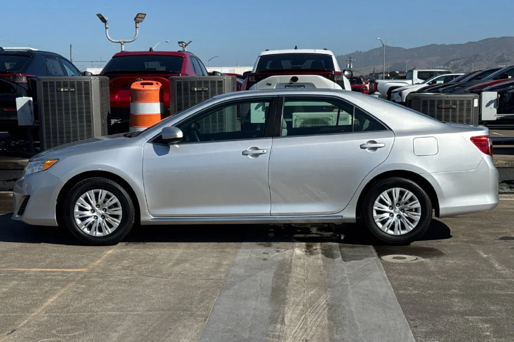 Used 2014 Classic Silver Metallic Toyota LE image 7