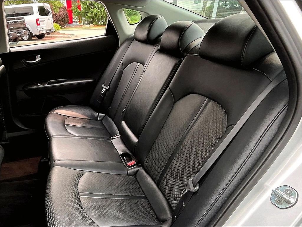 Used 2020 Silver Kia SE image 15
