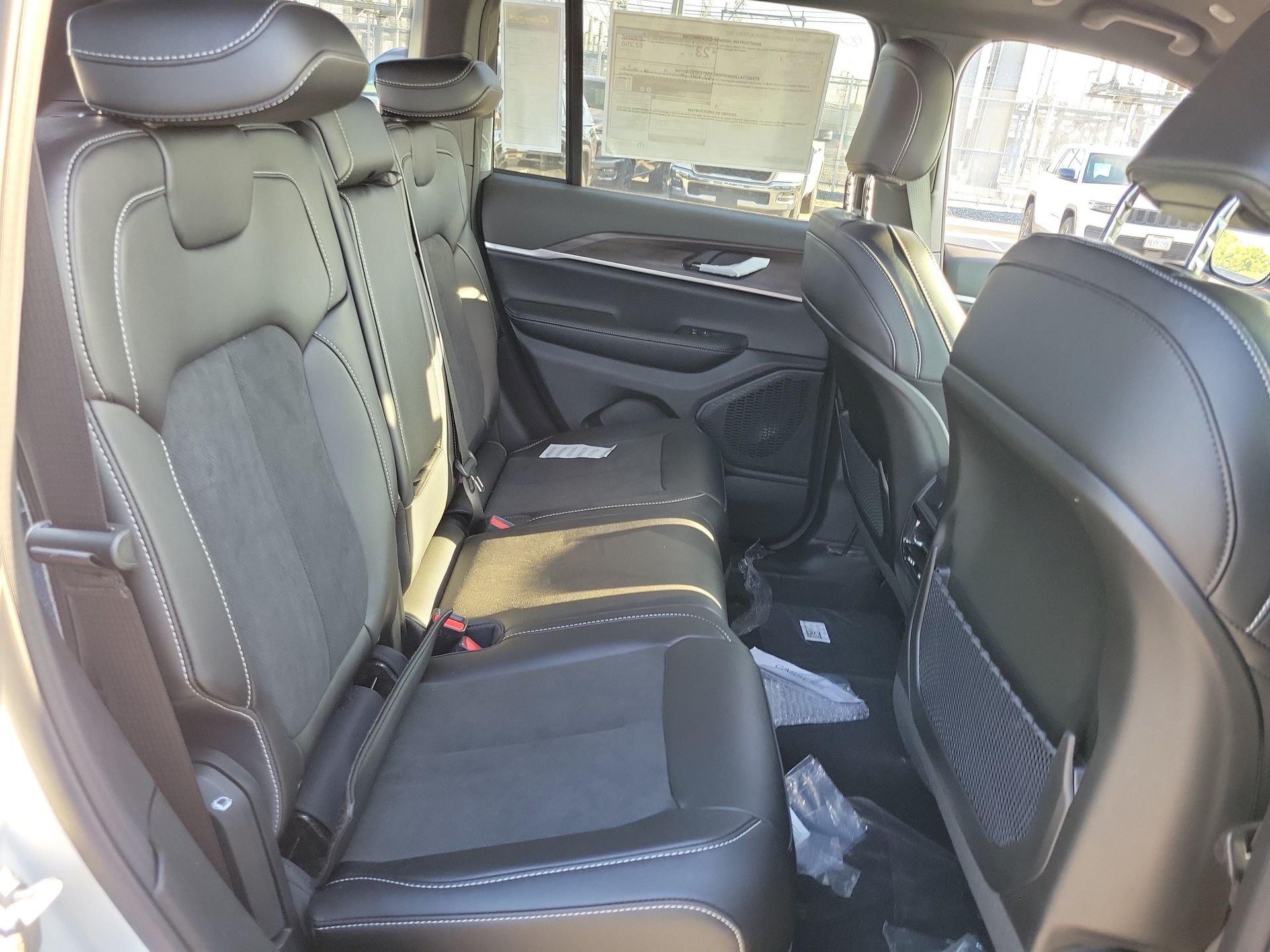 New 2026 Bright White Clear-Coat Exterior Paint Jeep Altitude image 16