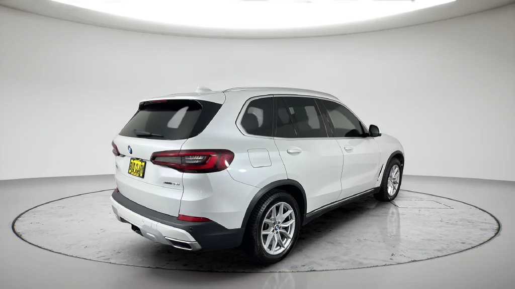 Used 2021 White BMW xDrive40i image 7